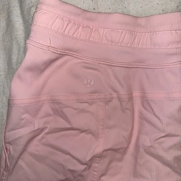 Lululemon Dance Studio High-Rise 3.5” in Pink Haze - Picture 3 of 4
